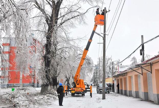 受強(qiáng)雨雪大風(fēng)冰凍天氣影響，吉林延邊全力搶修供電線路