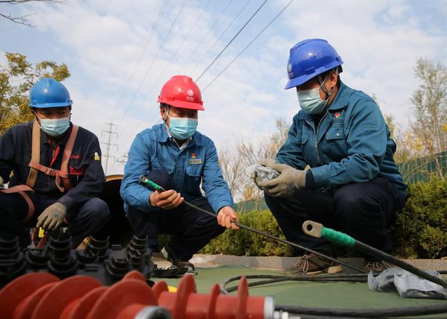 萊蕪供電李寶實(shí)“我的手機(jī)就是服務(wù)熱線(xiàn)”