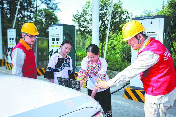 國網(wǎng)湖南電力公司織密充電網(wǎng)絡助力新能源汽車下鄉(xiāng)