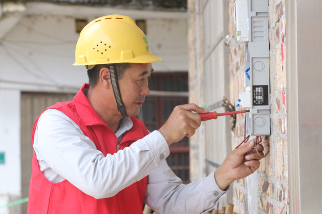 湖南寧遠供電公司天堂供電所黨員志愿服務隊一線辦實事解民憂