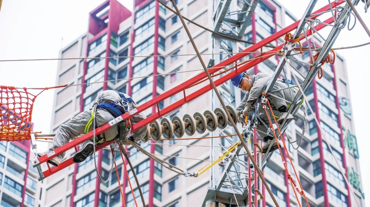 云南電網(wǎng)公司首創(chuàng)帶電作業(yè)新技術(shù)消除變電站隱患