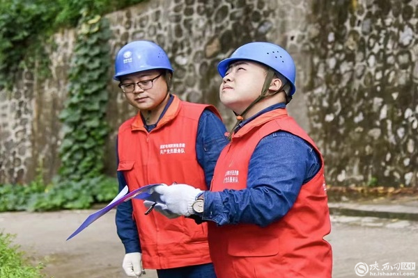 國網略陽縣供電公司秋檢巡視黨員先行 冬電供應安全可靠