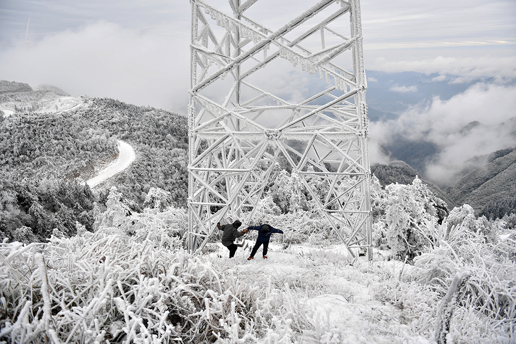 海拔1420米，電力“哨兵”風(fēng)雪中守護(hù)萬(wàn)家燈火