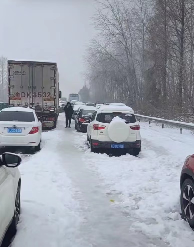 湖北凍雨暴雪導致高速公路堵塞，電動汽車再現(xiàn)“趴窩”