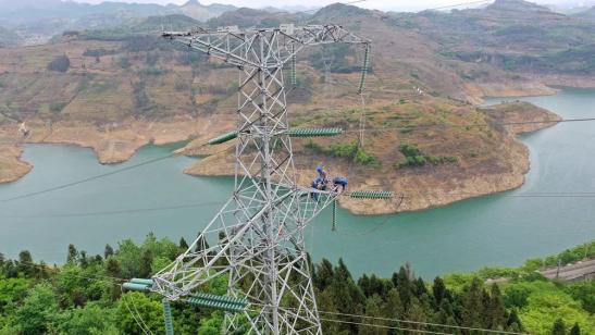 貴州興義供電局高空之上，用責任守護安全送去光明