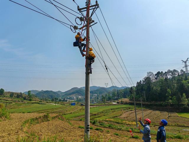 貴州興仁供電局提前規(guī)劃農(nóng)網(wǎng)升級改造 保障五一期間高峰用電輸出