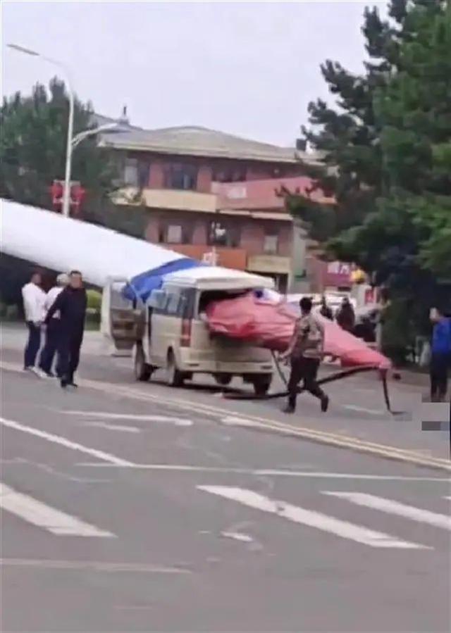 黑龍江一面包車被風(fēng)電機(jī)葉片刺穿，知情人：車上載有7人