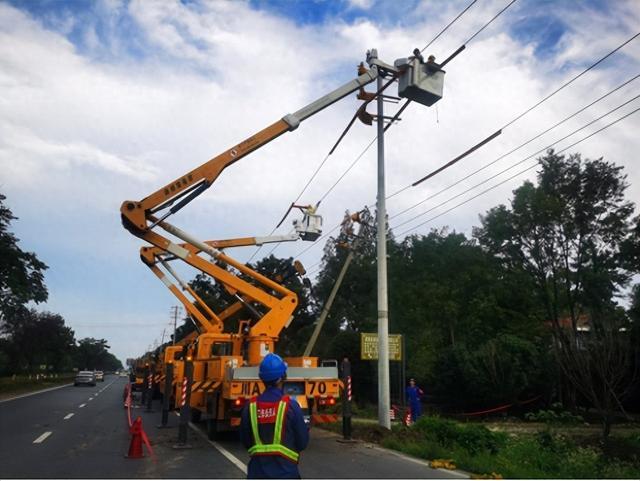 國網(wǎng)郫都供電公司“雙車”帶電緊急搶修，確保上萬群眾用電無憂