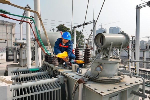 國網(wǎng)九江市湖口縣供電公司緊急檢修除隱患 護航居民度暖冬